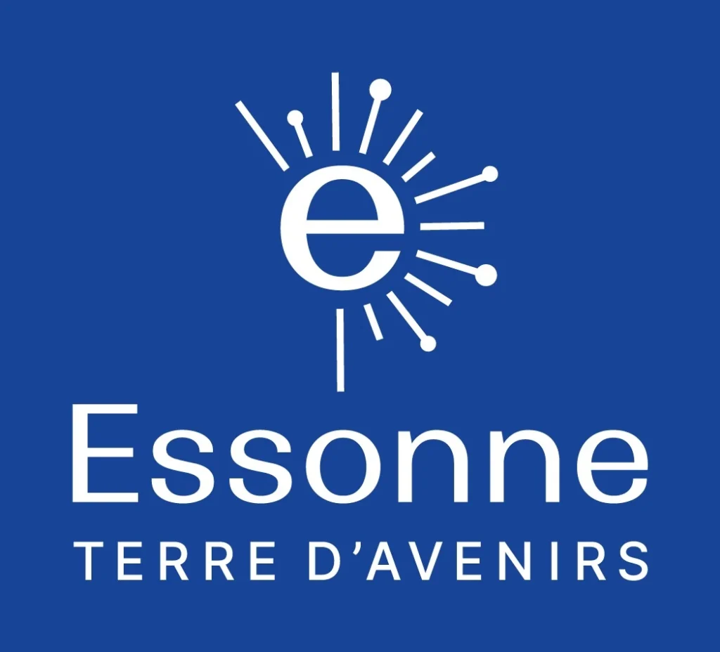 Logo Département de l'Éssonne : 
Un fond bleu, un gros "e" blanc stylisée entourée de rayons. En dessous du "e", il est inscrit en blanc "Essonne" puis en plus petit en dessous "TERRE D'AVENIRS"