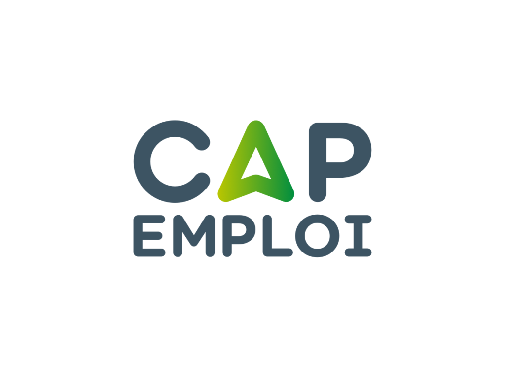 Logo CAP EMPLOI : Composé de l'écriture "CAP EMPLOI" en gros de couleur grise et écrit sur deux lignes. Le "A" de CAP est formé par une flèche dans un dégradé de vert.