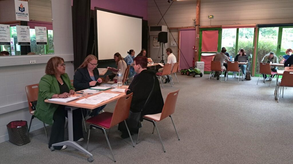 Simulation de forum de l'emploi, des stagiaires discutant autour d'une table