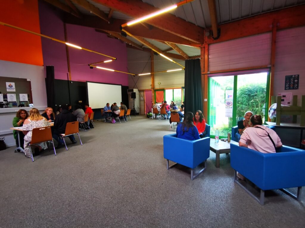Simulation de forum de l'emploi, des stagiaires discutant autour d'une table