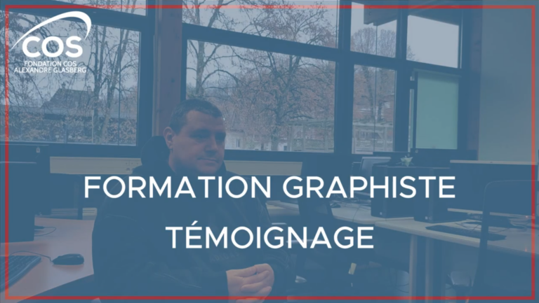 Visuel annonçant un témoignage d’un stagiaire en formation graphiste au COS CRPF, dans une salle informatique.