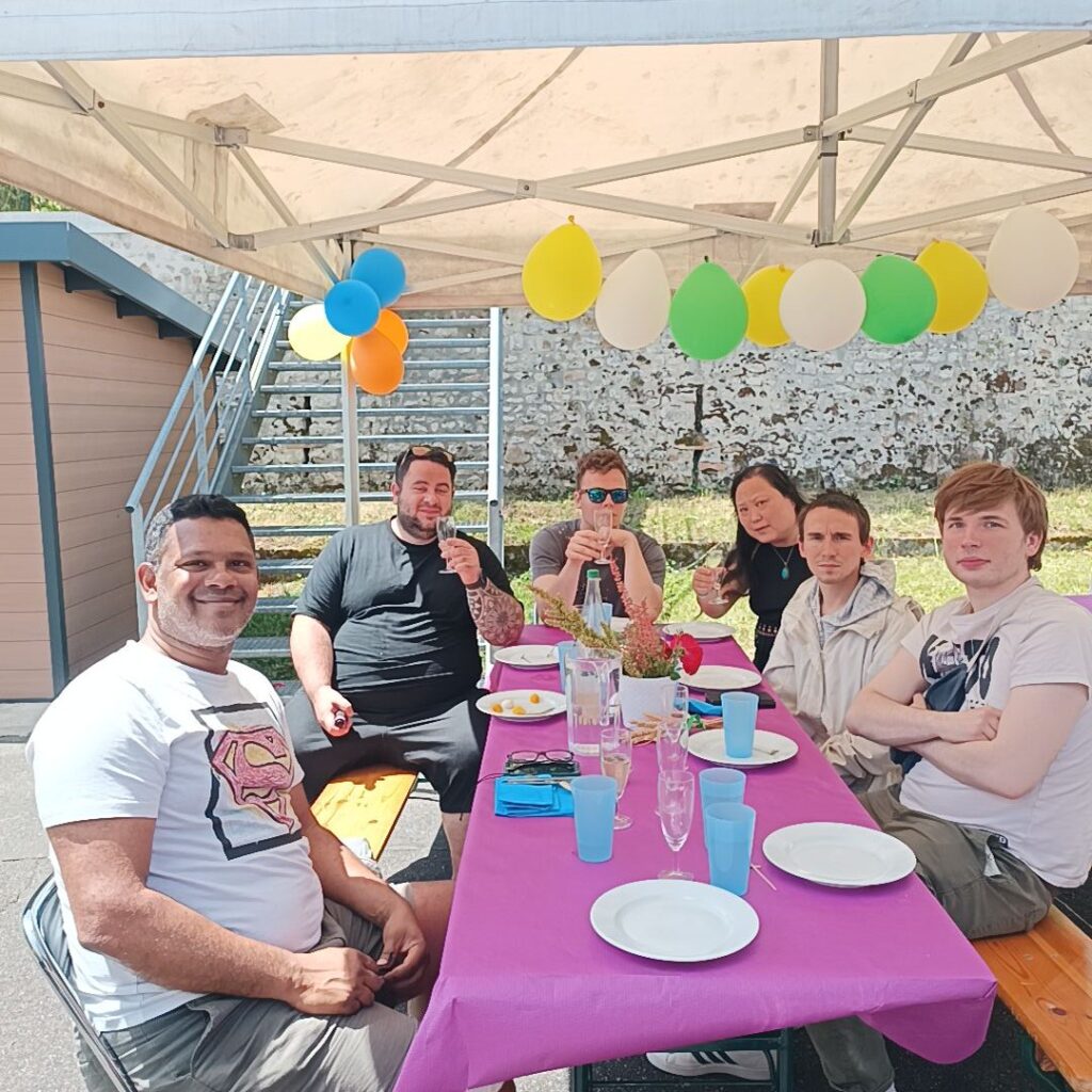 6 personnes autours d'une tables 